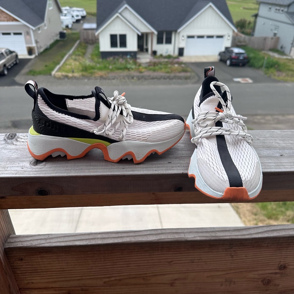 Sorel Kinetic Sneaker size 7.5. White orange and black